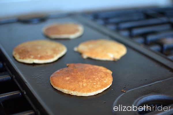 2-ingredient-pancakes-tutorial_elizabeth-rider2-jpg
