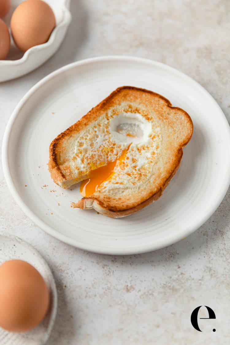 how to cook eggs in a basket