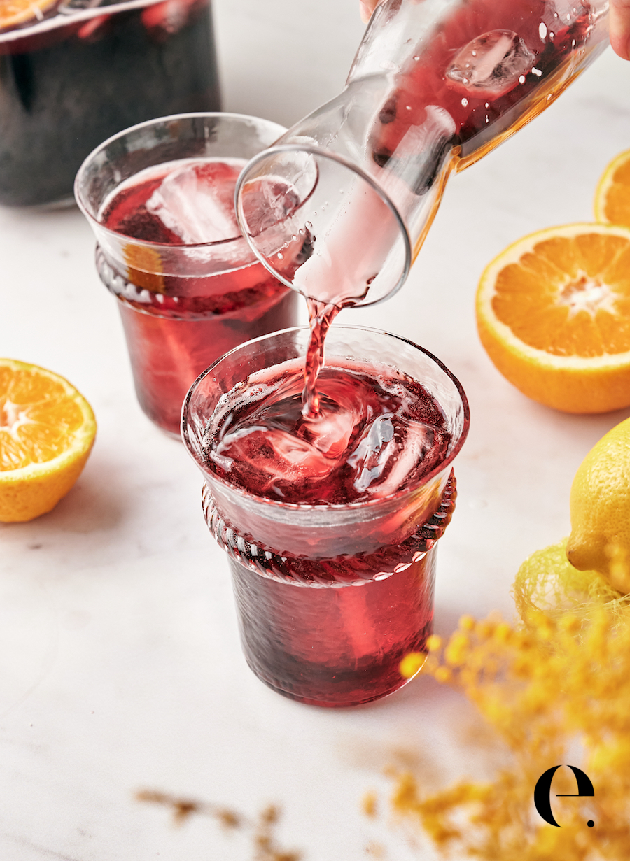 Tinto de verano poured into a tall glass of ice with an orange slice garnish